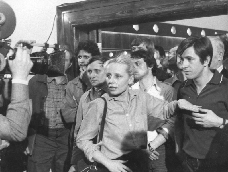 Gdańsk, 15.02.1981 r. Na terenie Stoczni Gdańskiej był realizowany "Człowiek z żelaza" w reżyserii Andrzeja Wajdy. Na zdjęciu: odtwórcy głównych ról Krystyna Janda i Jerzy Radziwiłowicz. Fot. PAP/CAF/Witold Rozmysłowicz