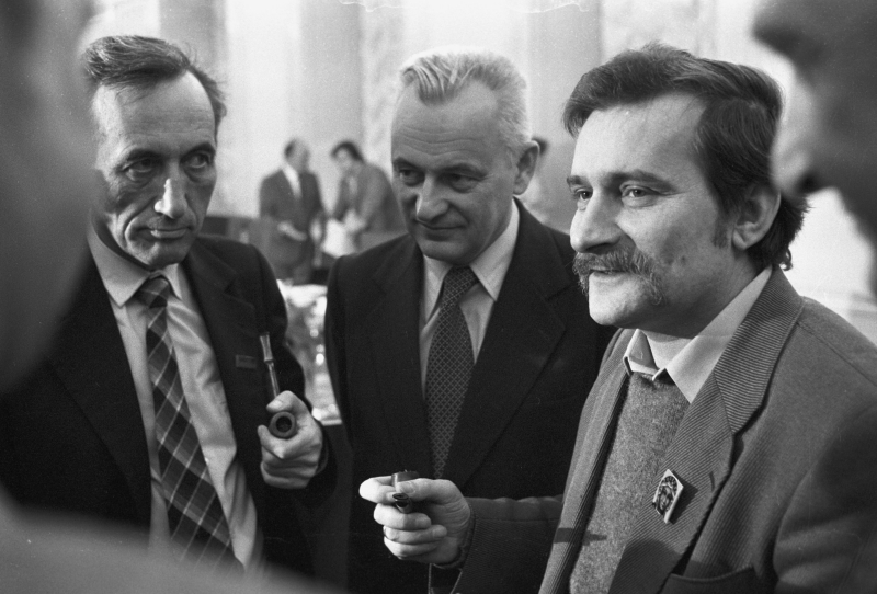 Lech Wałęsa, przewodniczący "Solidarności", Tadeusz Mazowiecki, wówczas doradca związku, a w środku Jerzy Bafia, minister sprawiedliwości w trakcie rozmów dotyczących wydarzeń bydgoskich, fot. PAP