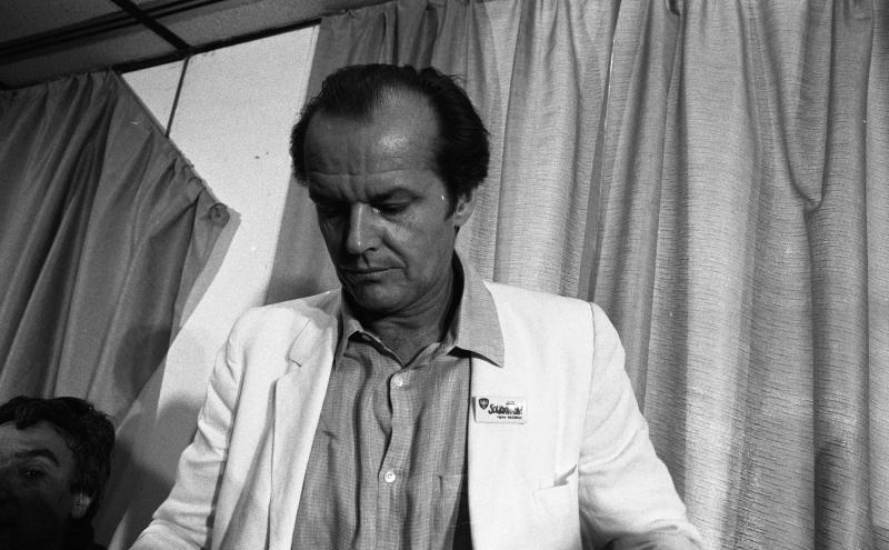 Jack Nicholson ze znaczkiem Solidarności w klapie marynarki, Cannes, Francja, maj 1981 r. Fot. PAP/Jerzy Kośnik