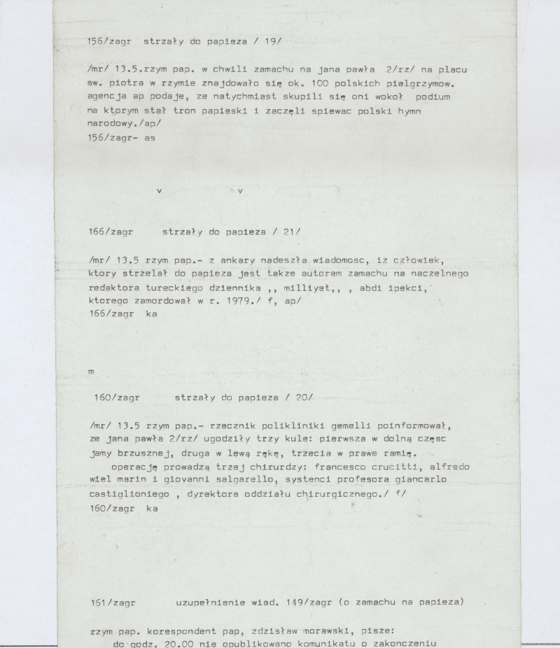 Warszawa 13.05.1981 r. Wydruk z dalekopisu zawierający depesze Polskiej Agencji Prasowej z 13.05.1981 r. z informacjami dotyczącymi zamachu na papieża Jana Pawła II, który miał miejsce 13 maja 1981 r. podczas audiencji generalnej na placu św. Piotra w Rzymie. Fot. PAP
