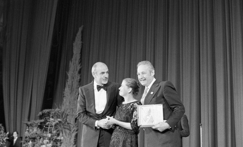 Francja, 27.05.1981 r. 34. Międzynarodowy Festiwal Filmowy w Cannes. Złotą Palmę, nagrodę filmową dla najlepszego filmu zdobył "Człowiek z żelaza". Na zdjęciu: nagrodę wręczał aktor Sean Connery (pierwszy od lewej), obok Krystyna Zachwatowicz i Andrzej Wajda. Fot. PAP/Jerzy Kośnik