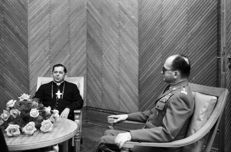 Nowo powołany prymas Polski arcybiskup Józef Glemp spotkał się z prezesem Rady Ministrów generałem Wojciechem Jaruzelskim, w siedzibie Urzędu Rady Ministrów w Alejach Ujazdowskich, 17 lipca 1981 r. Fot. PAP/Henryk Rosiak
