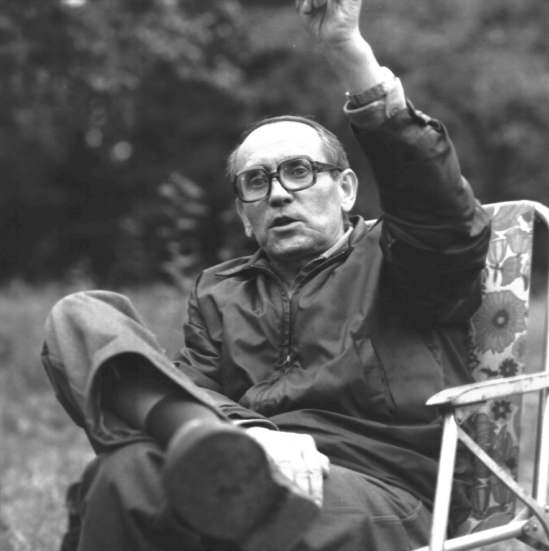 Tadeusz Konwicki podczas realizacji filmu "Dolina Issy" w 1981 r. Fot. PAP/Witold Rozmysłowicz