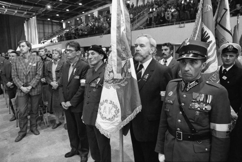 Gdańsk, 26.09.1981 r. Grupa kombatantów ze sztandarem Armii Krajowej podczas obrad I Krajowego Zjazdu Delegatów NSZZ Solidarność. Fot. PAP/CAF/Stefan Kraszewski