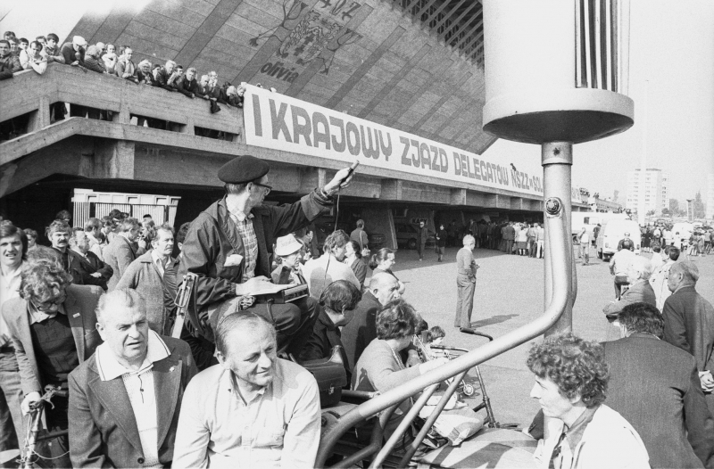 Tłum przed Halą Olivia, gdzie we wrześniu i październiku 1981 r. odbyły się obrady I Krajowego Zjazdu Delegatów NSZZ Solidarność. Fot. PAP/CAF/Tadeusz Zagoździński