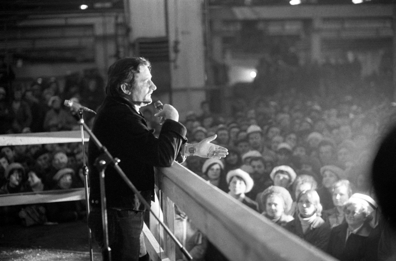 Lech Wałęsa podczas spotkania z załogą Zakładów Chemicznych w Oświęcimiu, listopad 1981 r. Fot. PAP/CAF/Maciej Sochor