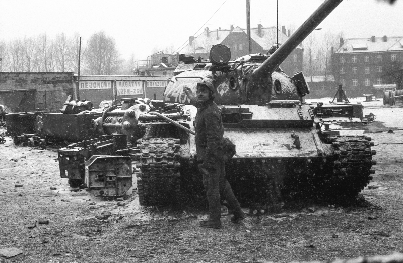 Katowice, 16.12.1981 r. Pacyfikacja Kopalni Węgla Kamiennego Wujek. Fot. PAP/Marek Janicki