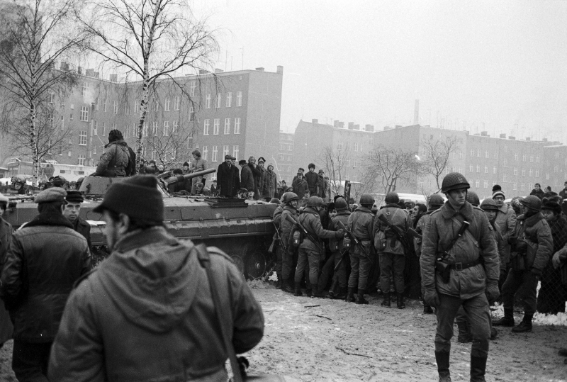 Wojsko na ulicach Szczecina po wprowadzeniu stanu wojennego. Fot. PAP/Jerzy Undro
