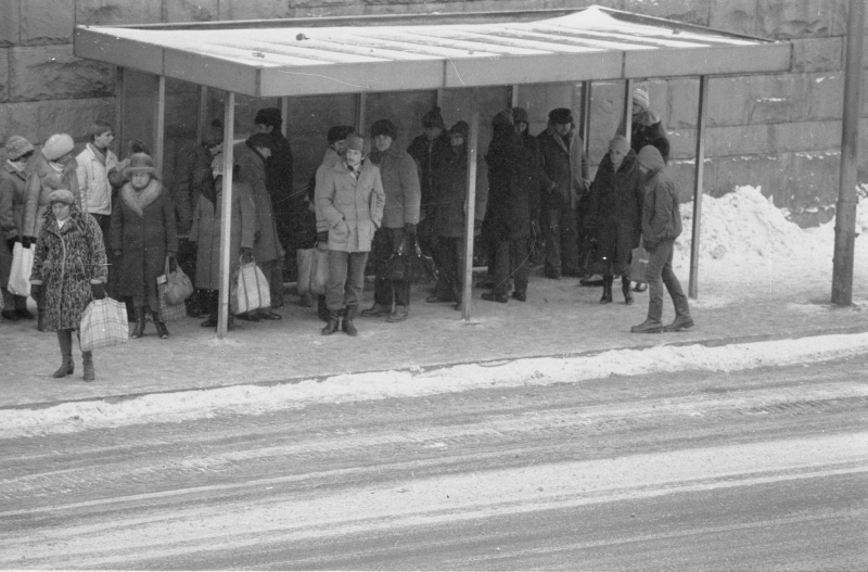 Grupa ludzi oczekujących na przystanku autobusowym przy Trasie Łazienkowskiej, styczeń 1982 r. Fot. PAP/CAF/Tomasz Langda