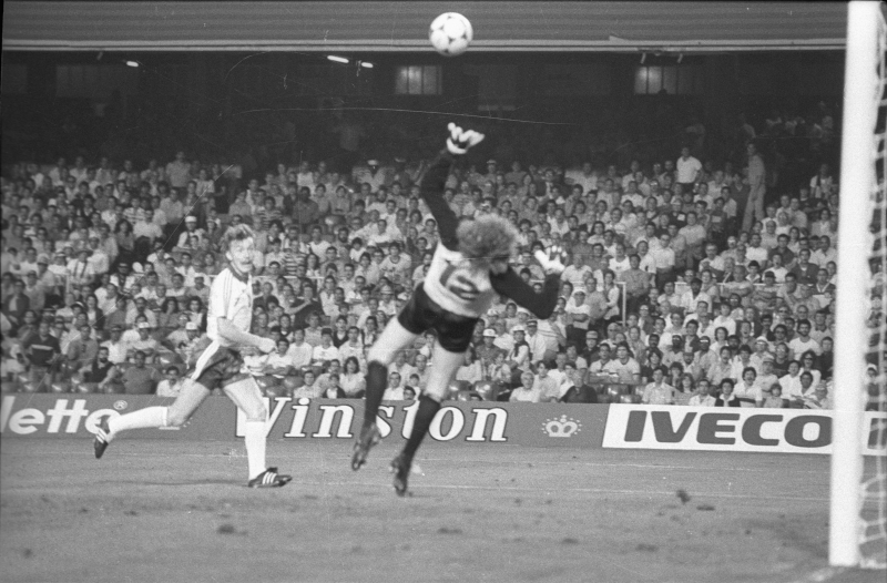 Zbigniew Boniek strzela gola podczas meczu Polska-Belgia (3:0) na stadionie Camp Nou, XII Mistrzostwa Świata w piłce nożnej Espana '82. Fot. PAP/Adam Hawałej