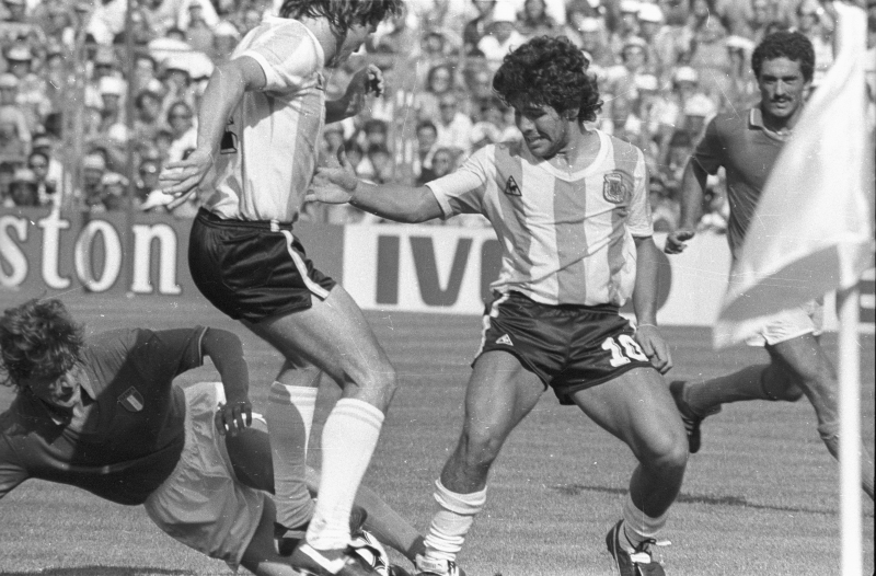 Diego Maradona (drugi od prawej) podczas meczu Argentyna-Włochy (1:2) na Estadio Sarria, XII Mistrzostwa Świata w piłce nożnej Espana '82. Fot. PAP/Adam Hawałej