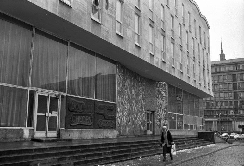 Dom Chłopa – hotel przy placu Powstańców Warszawy, wybudowany w latach 1957-1962 według projektu Bohdana Pniewskiego, widok od ul. Wareckiej. Fot. PAP/Longin Wawrynkiewicz