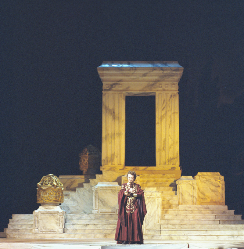 Premiera opery Karola Szymanowskiego Król Roger w Operze Narodowej w w 1983 r.  w scenografii Andrzeja Kreutz-Majewskiego. Fot. PAP/Jan Morek