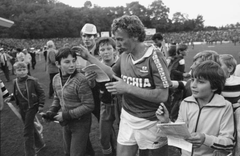 Zbigniew Boniek (w koszulce przeciwnej drużyny) po meczu I rundy Pucharu Zdobywców Pucharów 1983/84 Lechia Gdańsk vs Juventus F.C. Fot. PAP/Stefan Kraszewski