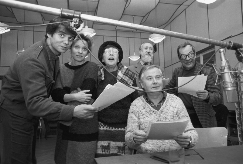 Realizacja drugiego odcinka słuchowiska Teatru Polskiego Radia - adaptacji powieści Marii Rodziewiczówny pt. "Między ustami a brzegiem pucharu", w studio przy ul. Myśliwieckiej, 1983 r. Fot. PAP/Maciej Belina Brzozowski