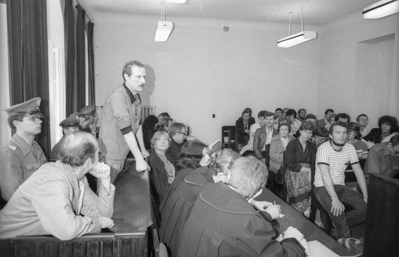 Warszawa 13.07.1984 r. Poces czterech działaczy Komitetu Samoobrony Społecznej Komitetu Obrony Robotników (KSS KOR) - Adama Michnika, Jacka Kuronia, Zbigniewa Romaszewskiego i Henryka Wujca - przed Sądem Warszawskiego Okręgu Wojskowego. Fot. PAP/Wojciech Kryński