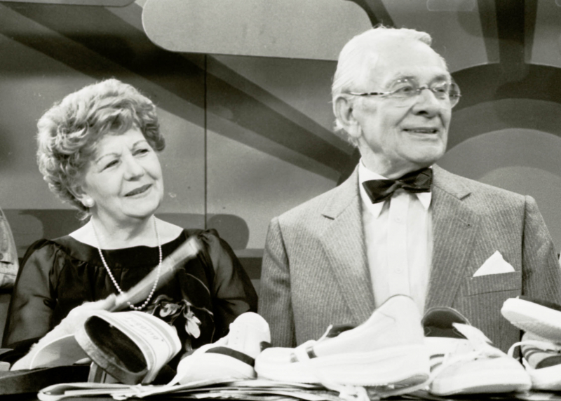 Warszawa, 1985-08. Aktorka Hanna Bielicka i piosenkarz Mieczysław Fogg podczas realizacji telewizyjnego programu rozrywkowego Studio Lato. Fot. PAP/Tadeusz Zagoździński