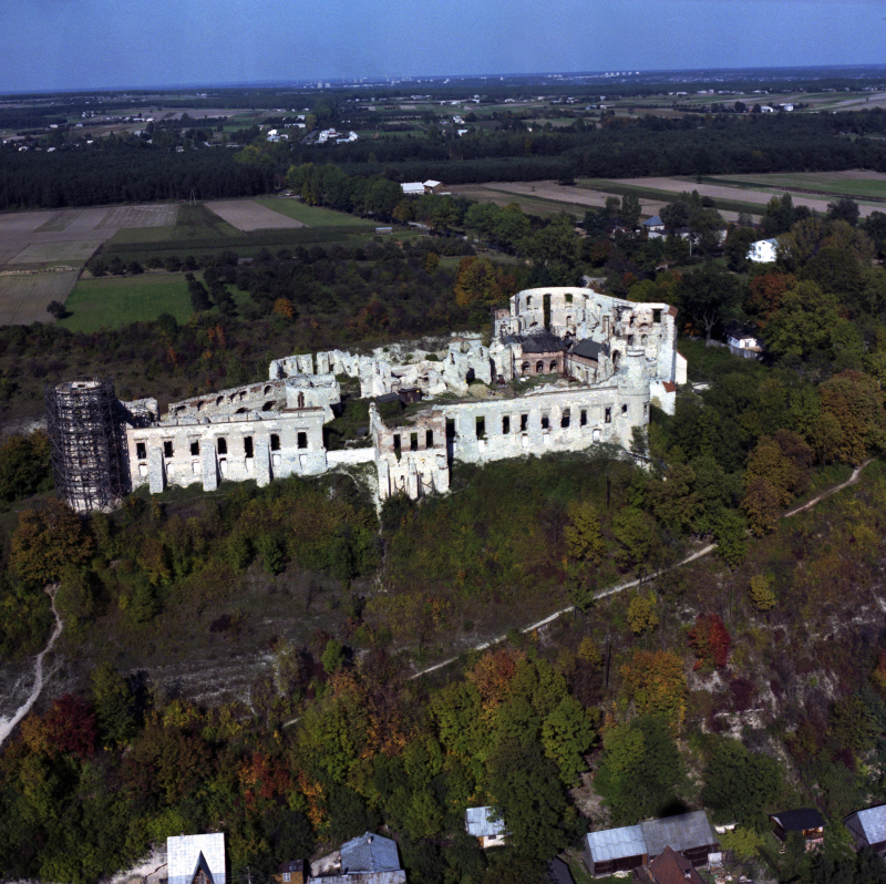 Janowiec 1986-1987. Polska z lotu ptaka. Zamek w Janowcu nad Wisłą, zamek bastejowy, wzniesiony na początku XVI wieku i rozbudowywany do XVIII wieku. Był on siedzibą magnackich rodów Firlejów, Tarłów i Lubomirskich. Fot. PAP/Ireneusz Sobieszczuk Leszek Wróblewski