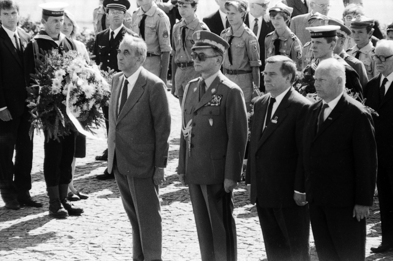 Obchody na Westerplatte 50. rocznicy wybuchu II wojny światowej, 1 września 1989 r. Od lewej: premier Tadeusz Mazowiecki, prezydent Wojciech Jaruzelski, przewodniczący „Solidarności” Lech Wałęsa oraz marszałek Senatu Andrzej Stelmachowski. Fot. PAP/CAF/Stefan Kraszewski