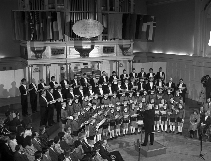 Chór Chłopięcy i Męski Filharmonii Poznańskiej - Poznańskie Słowiki na V Międzynarodowym Festiwalu Chórów Chłopięcych w Auli Uniwersytetu im. Adama Mickiewicza w 1989 r. Fot. PAP/Longin Wawrynkiewicz