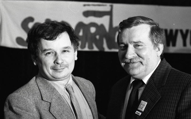 Lech Wałęsa i Jarosław Kaczyński na wspólnym zdjęciu przed wyborami 4 czerwca 1989. Fot. PAP/Jerzy Kośnik