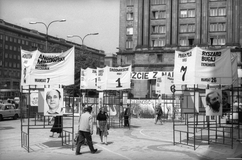 Plakaty wyborcze przed biurem Komitetu Obywatelskiego w Warszawie przy Placu Konstytucji, fot. PAP/Marek Cezary Langda