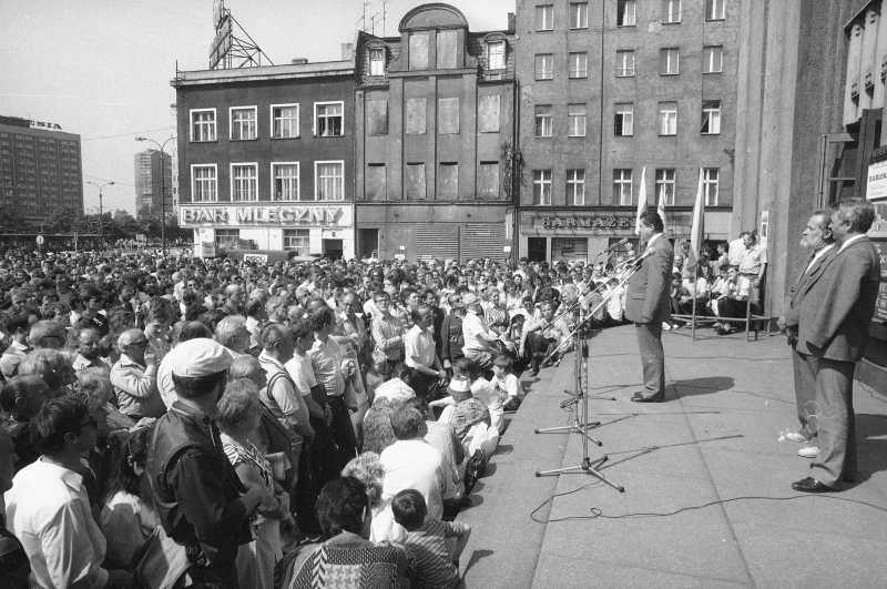 Spotkanie przedwyborcze kandydatów opozycji w 1989 r. na rynku w Katowicach. Przemawia kandydujący na senatora Leszek Piotrowski, fot. PAP/Stanisław Jakubowski