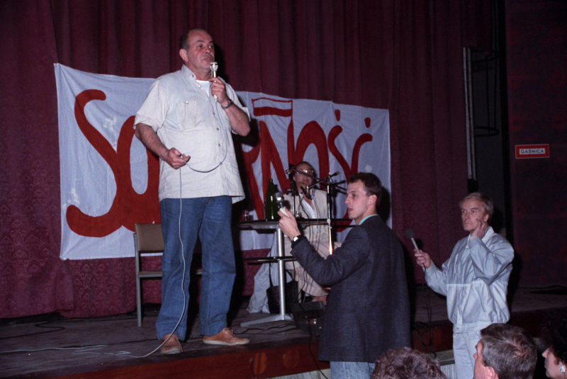 Spotkanie przedwyborcze w 1989 r. Na pierwszym planie Jacek Kuroń, a w głębi Maja Komorowska, fot. PAP/Ireeusz Sobieszczuk