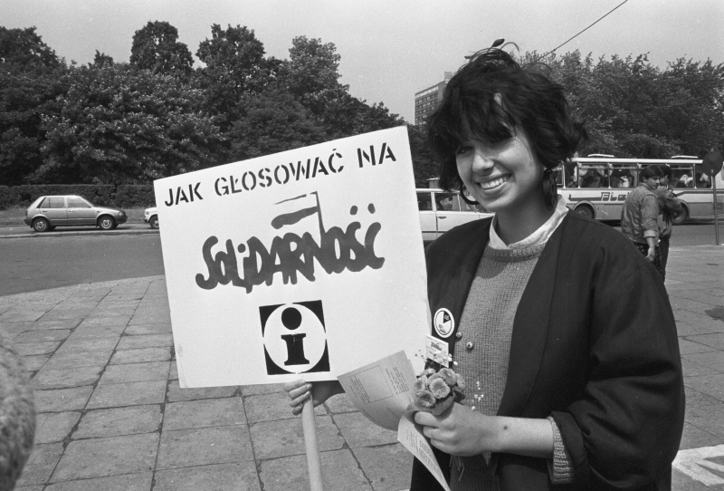 Warszawa 04.06.1989 r. Wybory do Sejmu i Senatu. Punkt informacyjny Solidarności przed lokalem Obwodowej Komisji Wyborczej mieszczącym się w Pałacu Kultury i Nauki na placu Defilad. Fot. PAP/Ireneusz Sobieszczuk