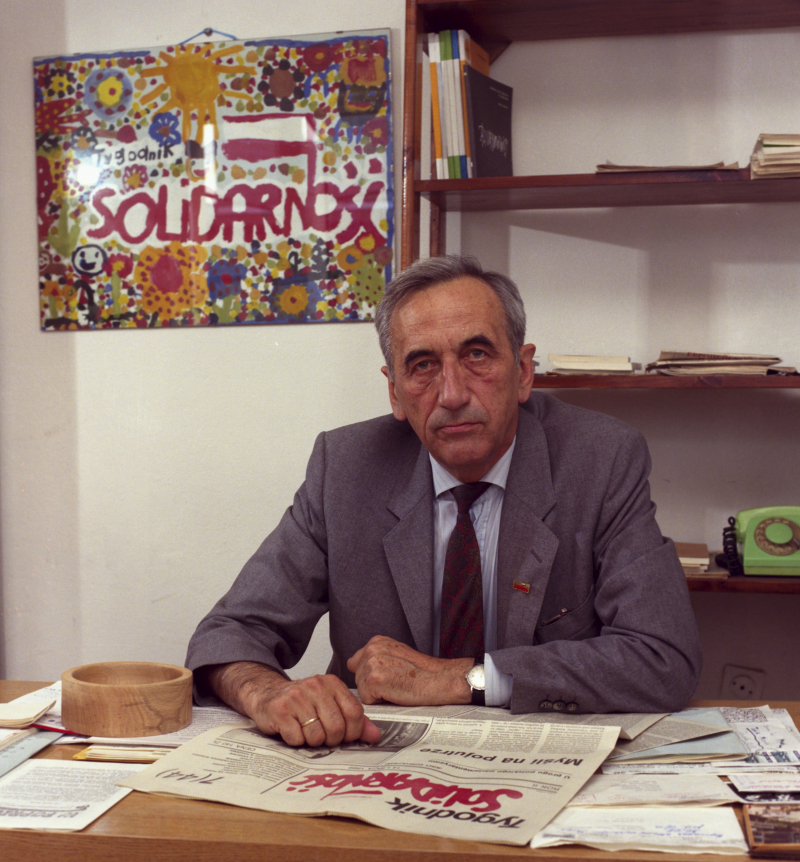 Redaktor naczelny "Tygodnika Solidarność" Tadeusz Mazowiecki w siedzibie redakcji przy ulicy Kościelnej na Nowym Mieście w Warszawie, sierpień 1989 r. Fot. PAP/Jan Bogacz Ireneusz Sobieszczuk