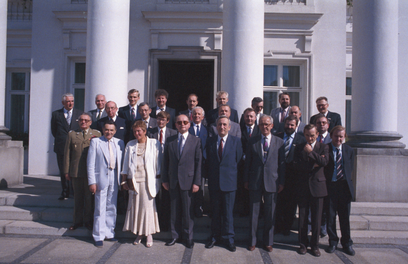 Spotkanie w Belwederze członków rządu Tadeusza Mazowieckiego z prezydentem PRL Wojciechem Jaruzelskim, 13 września 1989 r. Fot. PAP/Henryk Rosiak