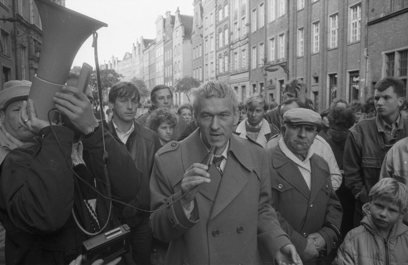 Akcja zbierania podpisów na listach poparcia na kandydata na urząd Prezydenta Rzeczypospolitej Kornela Morawieckiego, 21 października 1990 r. Fot. PAP/Stefan Kraszewski