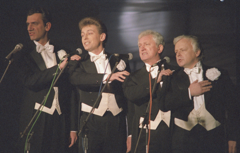 Marian Kociniak oraz Wiktor Zborowski, JacekBorkowski i Marian Opania w 1990 r. podczas koncertu Artyści dla Rzeczypospolitej. Fot. PAP/Ireneusz Sobieszczuk
