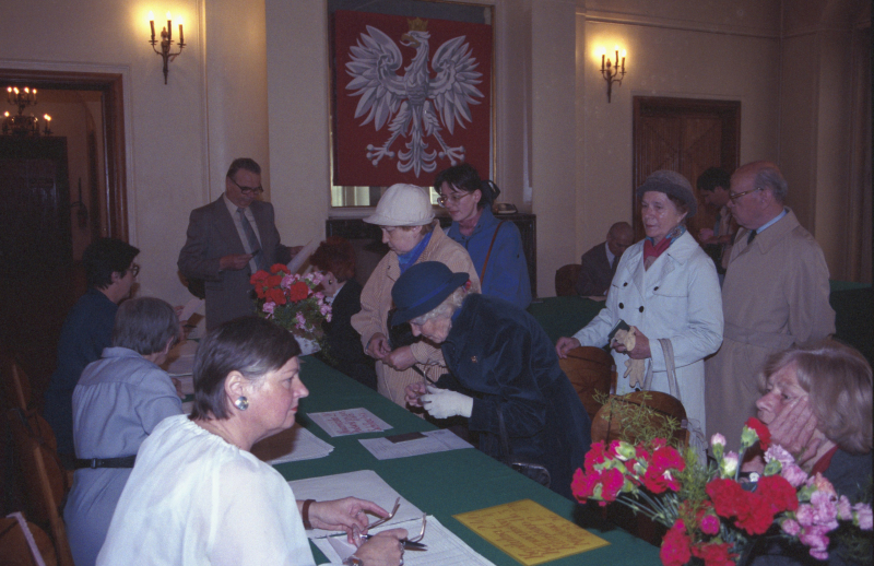 Warszawa, 27 maja 1990 r. Wybory do rad gmin przeprowadzone po uchwaleniu w dniu 8 marca 1990 r. przez Sejm ustawy o samorządzie gminnym. Nz. obwodowa komisja wyborcza w gmachu Pałacu Kultury i Nauki. Fot. PAP/Ireneusz Sobieszczuk