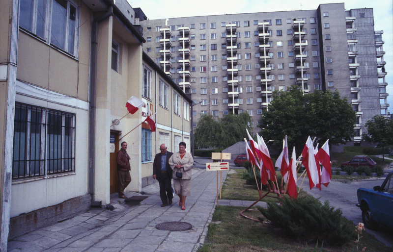 Warszawa, 27 maja 1990 r. Wybory do rad gmin przeprowadzone po uchwaleniu w dniu 8 marca 1990 r. przez Sejm ustawy o samorządzie gminnym. Nz. obwodowa komisja wyborcza w gmachu Pałacu Kultury i Nauki. Fot. PAP/Ireneusz Sobieszczuk