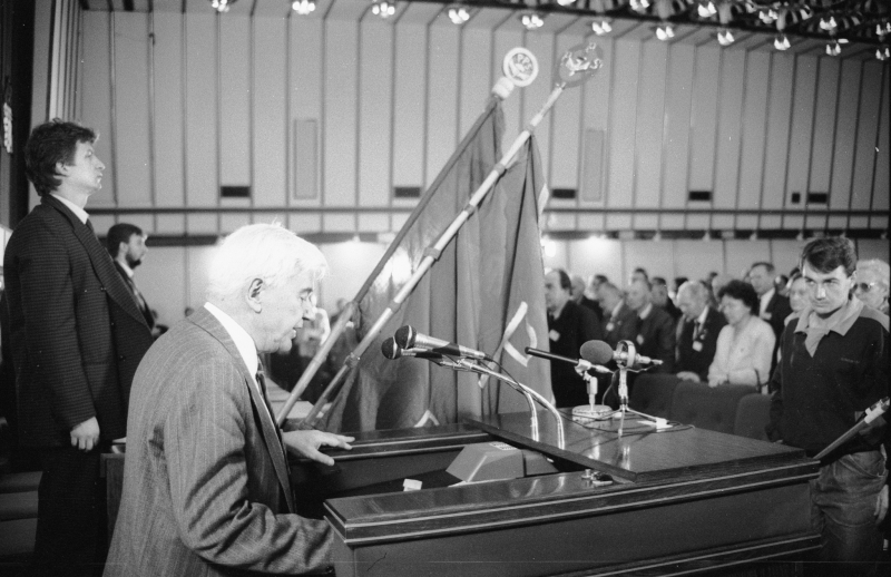 Warszawa, 28.10.1990 r. Jan Józef Lipski, prezes Rady Naczelnej Polskiej Partii Socjalistycznej, przemawia na XXV Kongresie PPS. Fot. PAP/CAF/Adam Urbanek