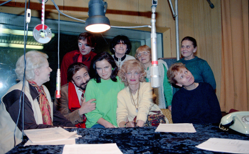 Realizacja cyklicznego słuchowiska radiowego Matysiakowie, 1991 r. Fot. PAP/Ireneusz Sobieszczuk