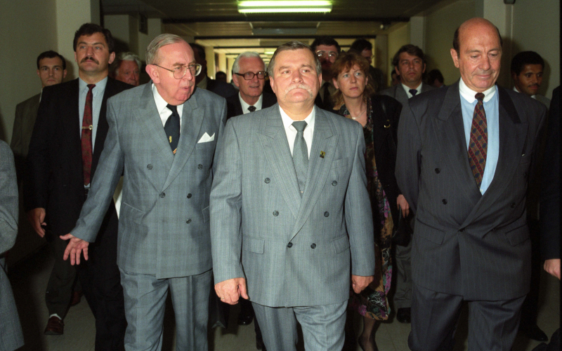 Prezydent Lech Wałęsa, minister spraw zagranicznych Krzysztof Skubiszewski i sekretarz generalny NATO Manfred Woerner, fot. PAP/Janusz Mazur