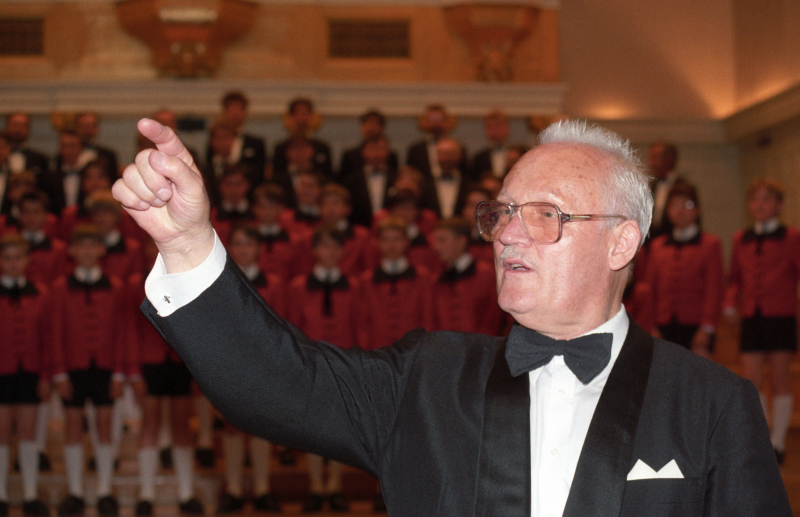 Poznań 06.1992. Chór Chłopięcy i Męski Filharmonii Poznańskiej - Poznańskie Słowiki w sali koncertowej filharmonii (Aula UAM). Nz. profesor Stefan Stuligrosz, twórca i wieloletni dyrygent chóru. gr PAP/Grzegorz Rogiński Dokładny dzień wydarzenia nieustalony.