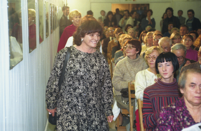 Warszawa 15.10.1993. Wieczór autorski pisarki i dziennikarki pochodzenia żydowskiego Hanny Krall w Teatrze Żydowskim im. Estery Racheli i Idy Kamińskich przy placu Grzybowskim 12. Hanna Krall wydała w 1993 r. książkę pt. "Taniec na cudzym weselu". Fot. PAP/Aleksander Dunin-Kęplicz
