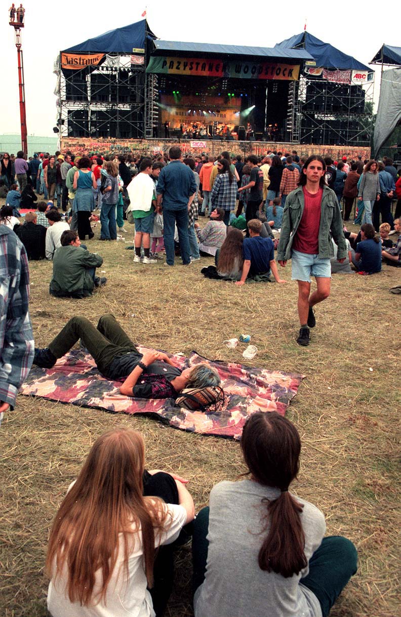 Przystanek Woodstock nad Jeziorem Żarnowieckim w 1996 r. Fot. PAP/CAF/Jerzy Undro