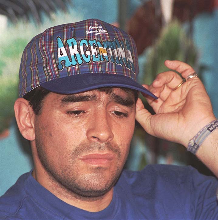 Diego Maradona we wrześniu 1995 r. Opuscil Buenos Aires i udal sie do Szwajcarii, gdzie w prywatnej klinice ma podjac kuracje antynarkotykowa. Fot. PAP/EPA