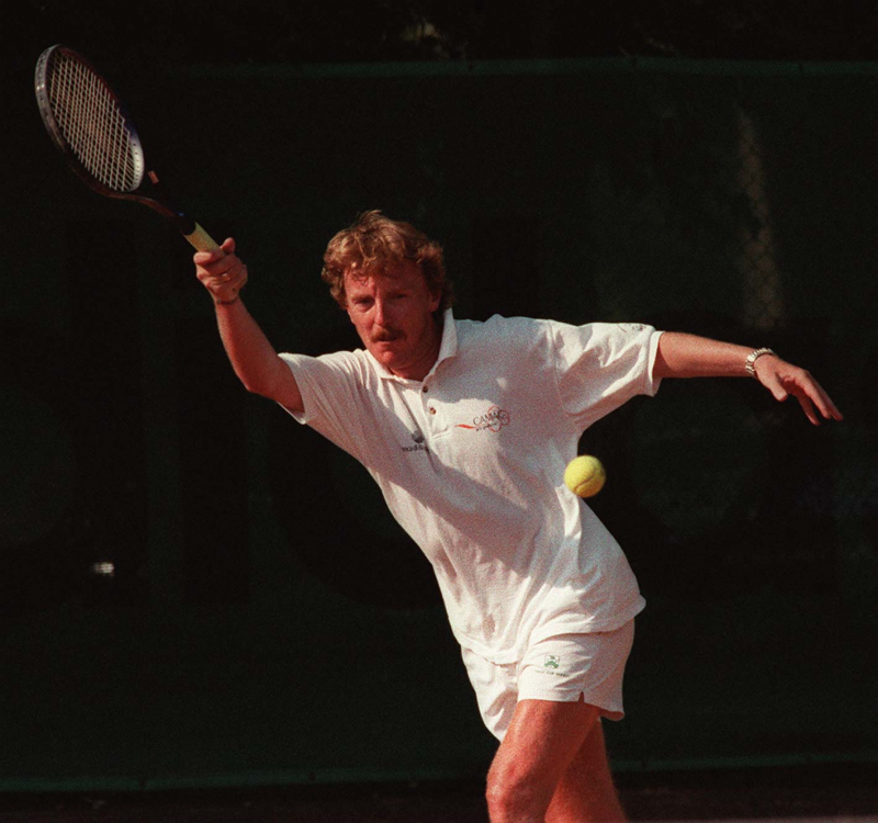 Zbigniew Boniek na korcie warszawskiego City Tenis Club podczas X edycji Tenisowego Turnieju Gwiazd ABK -Open, 1996 r. Fot. PAP/CAF - Andrzej Rybczynski
