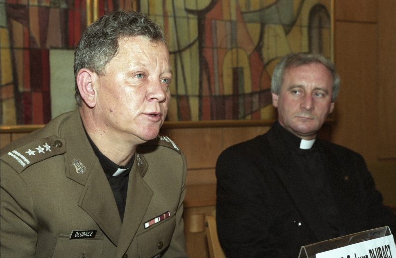 Konferencja prasowa Caritas Polska i Caritas Ordynariatu Polowego. Od lewej: ks. płk. Tadeusz Dłubacz i o. Hubert Matusiewicz, Warszawa, 23 września 1996 r. Fot. PAP/Teodor Walczak