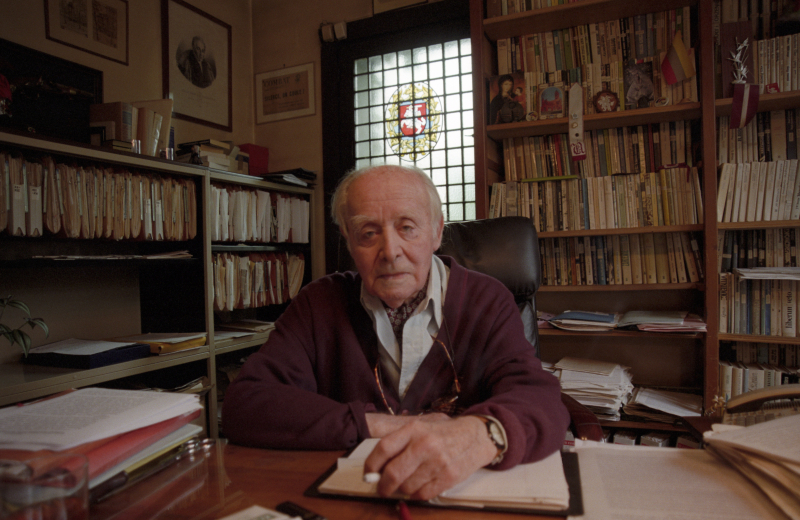 Francja, Maisons-Laffitte pod Paryżem, 1997 r. Redaktor naczelny miesięcznika "Kultura" Jerzy Giedroyc w siedzibie Instytutu Literackiego przy Avenue de Poissy 91, gdzie mieszkał od 1954 r. Fot. PAP/Jerzy Ruciński
