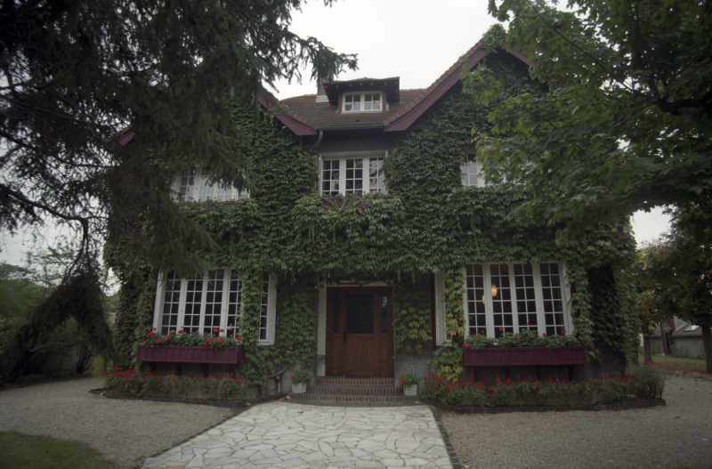 Francja, Maisons-Laffitte pod Paryżem, 1997 r. Siedziba Instytutu Literackiego przy Avenue de Poissy 91 (od 1954 r.), polskiego emigracyjnego wydawnictwa założonego przez Jerzego Giedroycia w 1946 r. Fot. PAP/Jerzy Ruciński