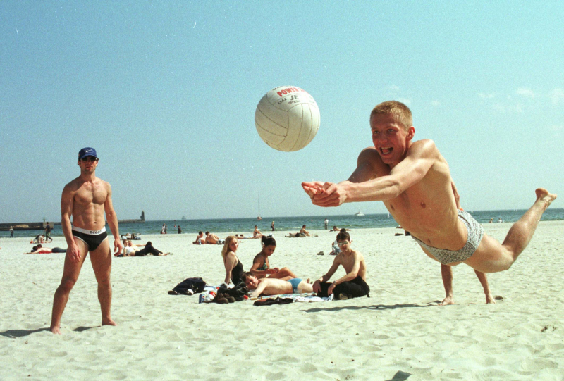 Gdynia, 1998 r. Majowy weekend przyciagnął nad morze tłumy turystów. Fot. PAP/CAF Stefan Kraszewski