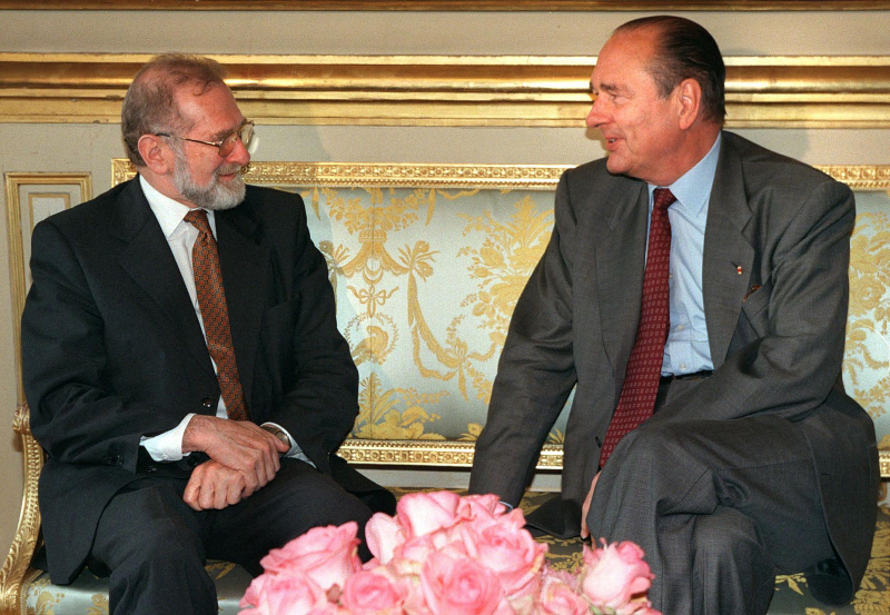 Prezydent Francji Jacues Chirac i minister spraw zagranicznych RP Bronisław Geremk podczas spotkania w Pałacu Elizejskim w Paryżu 15 lipca 1998 r. Fot. PAP/EPA - GERARD FOUET