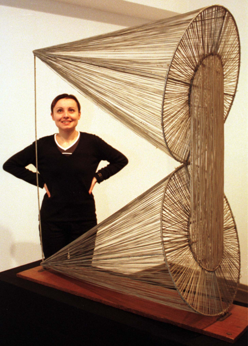 "Model przestrzenny" z 1948 roku autorstwa Jadwigi Maziarskiej na "I Wystawie Sztuki Nowoczesnej. Pięćdziesiąt lat później" w Starmach Gallery w Krakowie w 1998 r. Fot. PAP/JACEK BEDNARCZYK