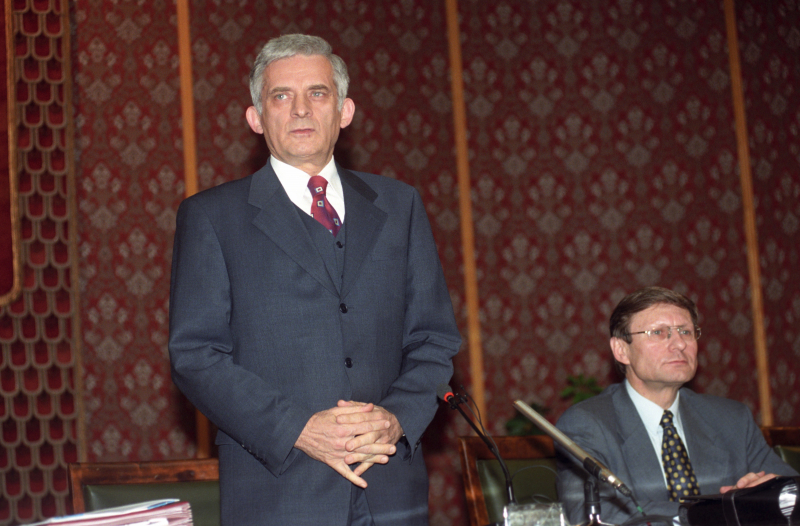 Posiedzenie rządu w gmachu Kancelarii Prezesa Rady Ministrów w Alejach Ujazdowskich 23 lutego 1999 r. Na zdjęciu: premier RP Jerzy Buzek i wiceprezes Rady Ministrów, minister finansów Leszek Balcerowicz. Fot. PAP/Radosław Pietruszka